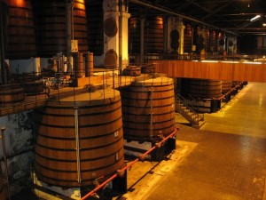 А это залы с бочками, в которых выдерживается коньяк (Франция)