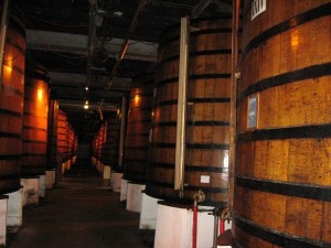 В некоторых бочках коньяк хранится более 100 лет (Франция)