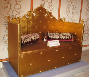 Уютный татарский диванчик. Бахчисарайский дворец (Крым)