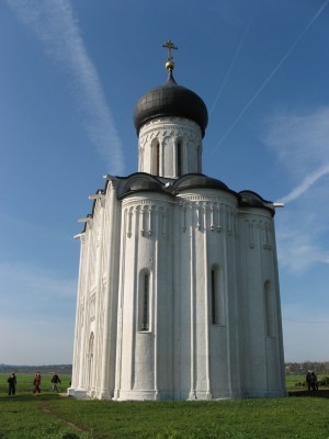 Церковь Покрова очень гармонична. Стены ее идеально вертикальны, но выглядят они наклоненными внутрь, что придает храму иллюзию большей высоты. (Золотое Кольцо России)