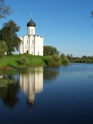 Храм возвышается на искусственном холме, защищающим его от половодий (Золотое Кольцо России)