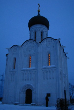 Храм Покрова на Нерли действующий. В нем регулярно проводятся службы (Золотое Кольцо России)