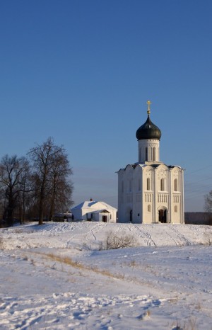 Храм Покрова на Нерли в Зимний солнечный день (Золотое Кольцо России)