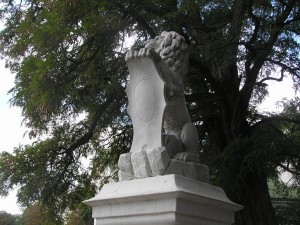 Въезд в Качановский дворец охраняют львы (Чернигов и область)