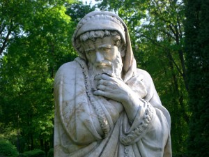 Мраморная статуя в Качановской усадьбе (Чернигов и область)