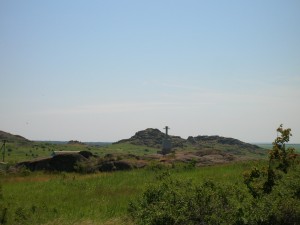 Крест на фоне Каменных могил (Донецк и область)