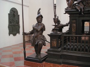 Скульптурная композиция у входа в Собор  Фрауенкирхе (Германия)