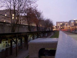 Выставка картин у Берлинской стены (Германия)