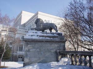 Около оперного театра (Урал)