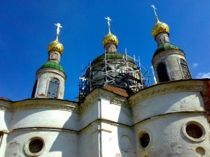 Восстановление древней церкви, построенной в стиле русского барокко (Золотое Кольцо России)