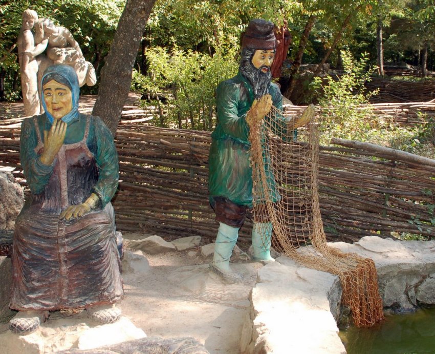 Фото достопримечательностей Крыма и ЮБК: Поляна Сказок. Персонажи "Сказки о рыбаке и рыбке"