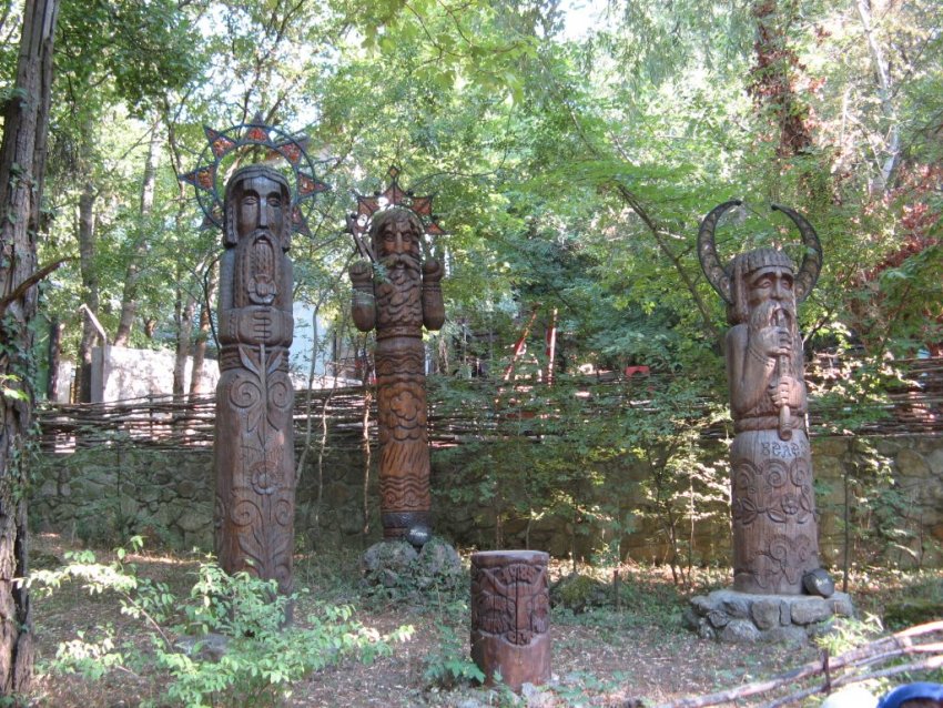 Фото достопримечательностей Крыма и ЮБК: Поляна Сказок. Вырезанные из дерева идолы славянских языческих богов