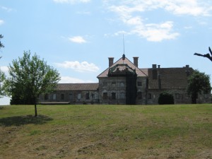 Панорама дворянского замка Ельсз Усадебно (Хорватия)