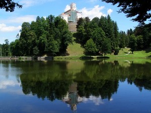 Панорама замка Тракошчан, отражающегося в озерной глади (Хорватия)