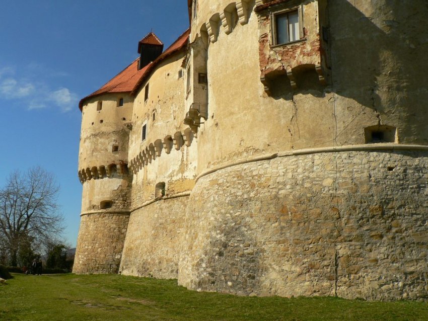 Фото достопримечательностей Хорватии: Велики Табор. Стены донжона крупным планом