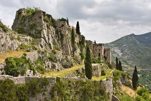 Сохранившиеся стены крепости Клис (Хорватия)