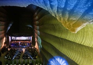 Симфонический оркестр в зале соляной шахты. Фото предоставлено Донецкой облгосадминистрацией (авторы Г. Молодан, А. Монастырный., П. Кохановский, А. Бутко)