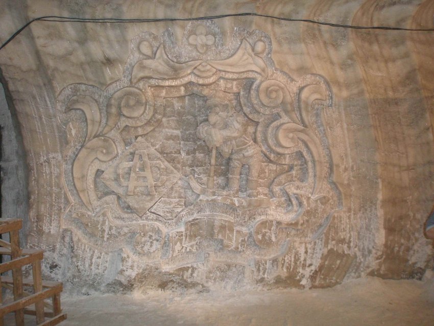 Фото достопримечательностей Донецка и Донецкой области: Барельеф, вырезанный на солевой стене