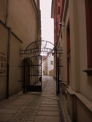Старинный узкий переулок (Польша)