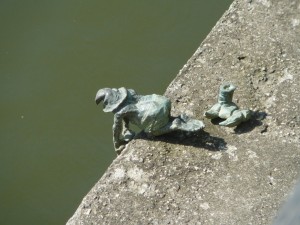 Гном на берегу реки (Польша)