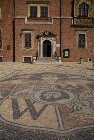 Мозаика с гербом Вроцлава у входа в Ратушу (Польша)