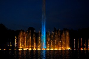 Световой фонтан ночью (Польша)