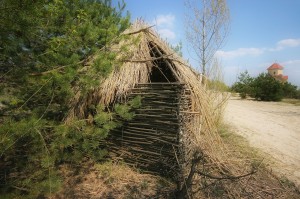 Шалаш, напоминающий бунгало (Кавказ и Черноморское побережье)