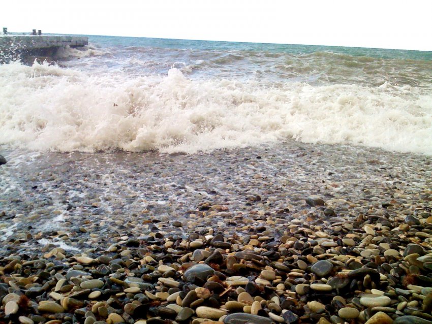 Фото достопримечательностей Кавказа и Черноморского побережья: Пляжная галька и морские волны