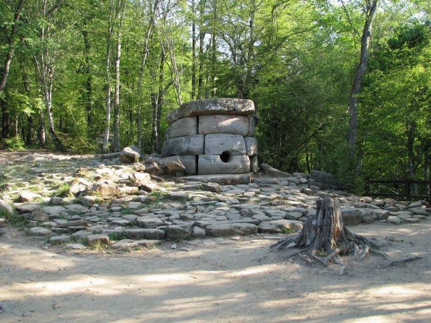 Фото достопримечательностей Кавказа и Черноморского побережья: Загадочный дольмен