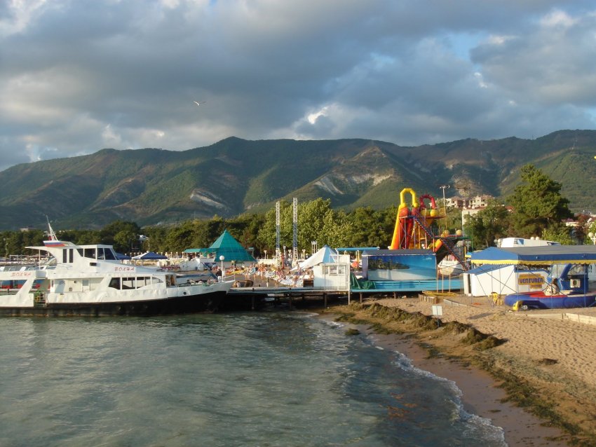 Фото достопримечательностей Кавказа и Черноморского побережья: Небольшая пристань в Геленджике