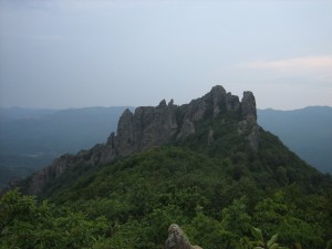 Гора Индюк, затянутая грозовыми облаками