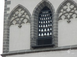 37 фарфоровых колокольчика несколько раз в день играют мелодию на колокольне Фрауенкирхе