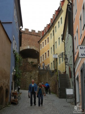 Улочка. Вверху виднеется мост с кирпичной стеной (Германия)