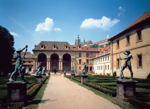 Скульптурная аллея в Вальдштейнском саду