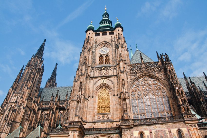 Фото достопримечательностей Чехии: Южный фасад собора Св. Вита с часовой башней