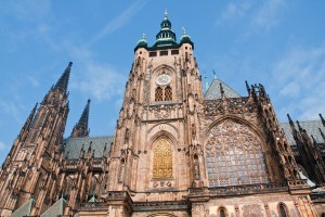 Южный фасад собора Св. Вита с часовой башней