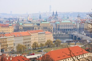 Вид с обзорной площадки на Градчаны и правый берег Влтавы (Чехия)