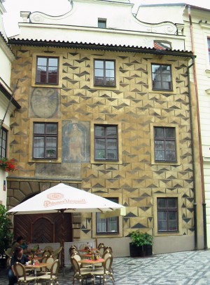 Старая ратуша, на ней отмечены меры длины: локтя и пальца, по которым сверялись при покупке товаров в средние века (Чехия)