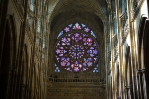 Витражная роза над главным порталом собора Св. Вита (Чехия)