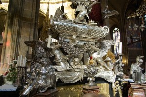 Надгробие Св. Яна Непомуцкого из чистого серебра в соборе Св. Вита