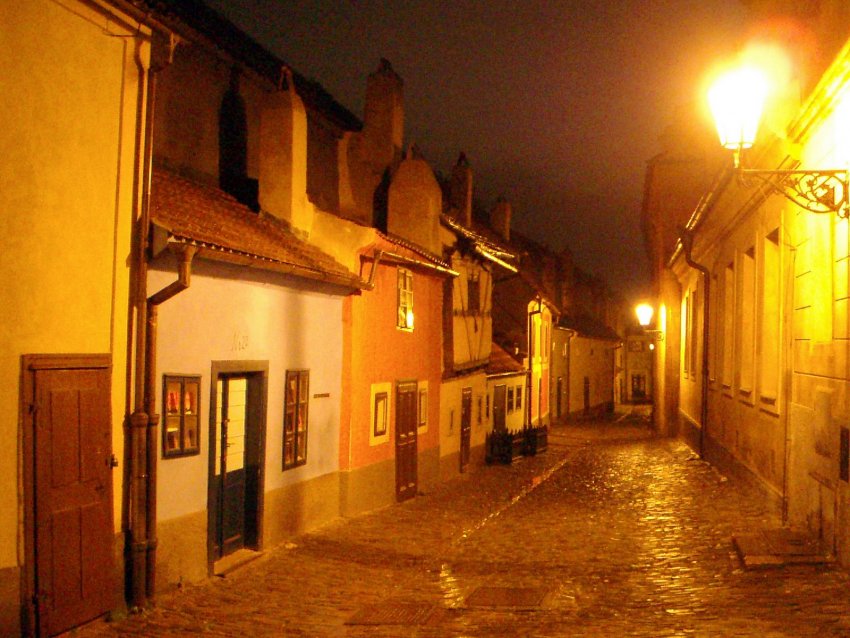 Фото достопримечательностей Чехии: Золотая улочка в ночных огнях