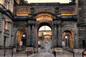 Старинное здание в Эдинбурге