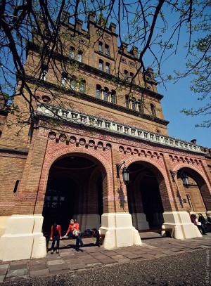 Фасад главного корпуса (Черновцы)