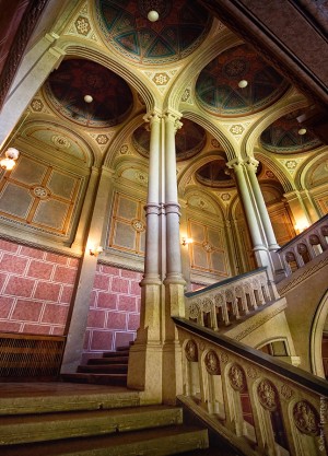 Внутри главного корпуса. Лестница на второй этаж (Черновцы)