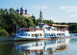 Теплоход по Оке и купола Успенского собора