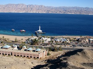 Панорама океанариума и остроконечная башня подводной обсерватории (Израиль)