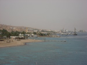 Чистые пляжи на берегу Эйлатского залива (Израиль)