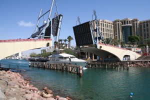 Разводной мост и белоснежная яхта (Израиль)