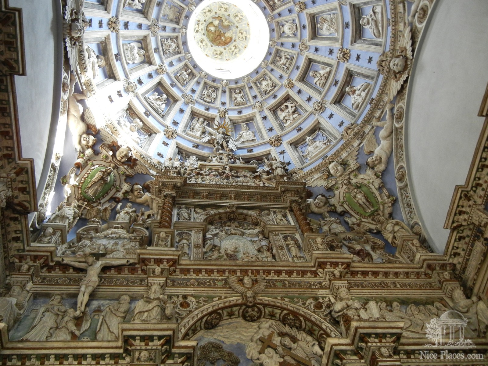 Фото достопримечательностей Львова: Внутри часовни Боимов разрешили смотреть и фотографировать за 5 грн