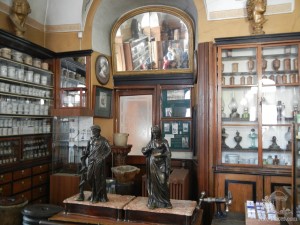 Статуи в Музей-Аптеке